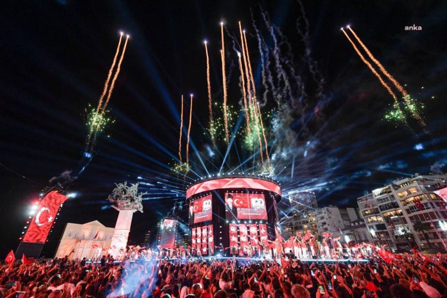 İzmir, kurtuluşunun 100. yılını böyle kutladı