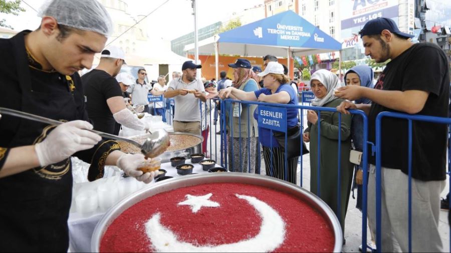 Esenler Belediyesi  vatandaşa aşure dağıttı...
