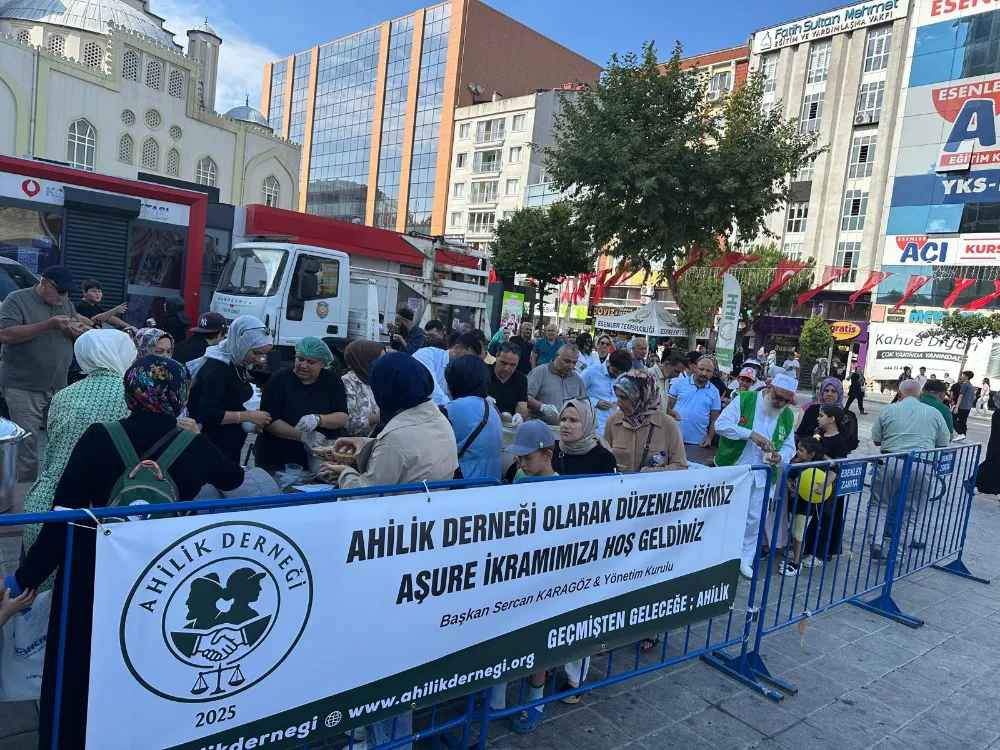 Ahilik Derneği’nden Esenler Dörtyol Meydanında  Aşure lokması dağıttı