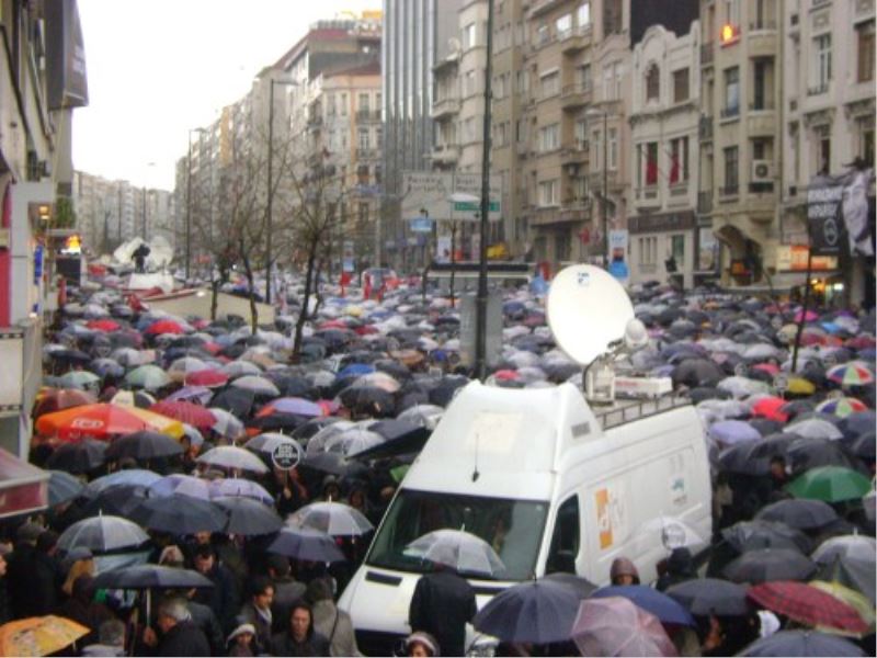 Hrant yagmur altinda anildi.