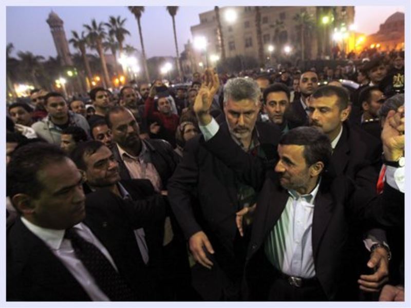 Ahmedinejad`a ayakkabili saldiri