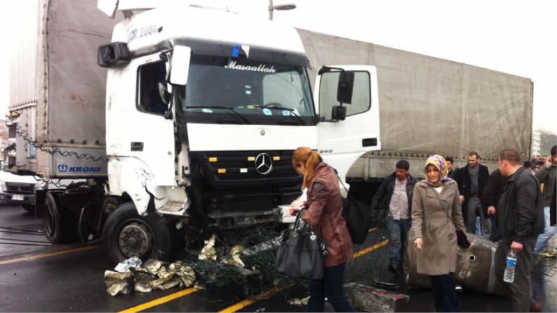 TIR metrobüs yoluna girdi