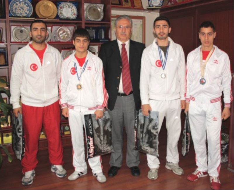 Sampiyonlar, Kaymakami Ziyaret Etti