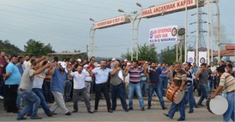 ﻿      Isçiler grevlerini halka anlatiyor