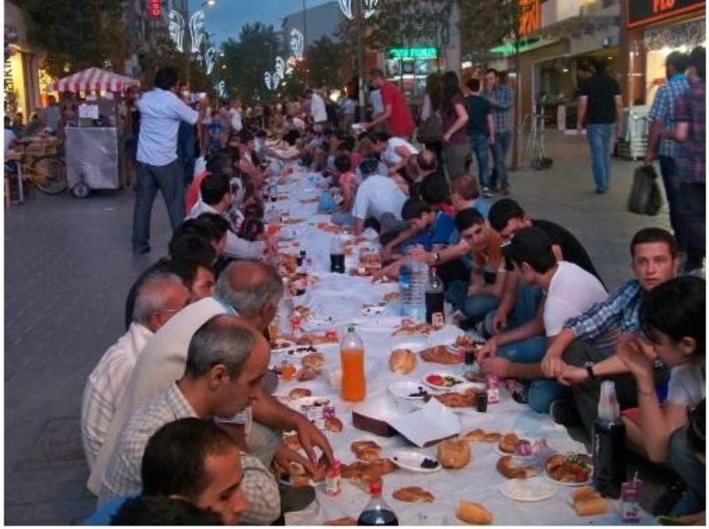 Esenler`deki Yeryüzü Sofrasinda Birlik Ve Beraberliklerini Perçinlediler