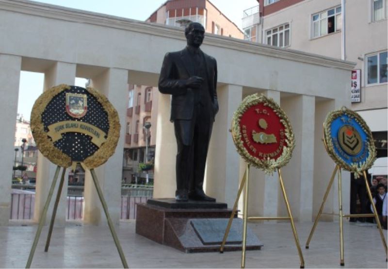 Esenlerde 29 Ekim Cumhuriyet Bayrami Basladi