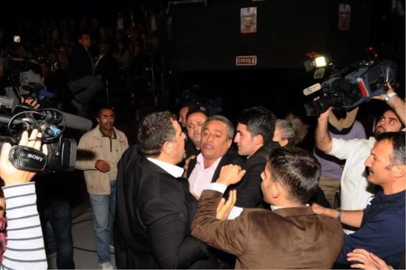 Izzettin Dogan`a Gülen protestosu