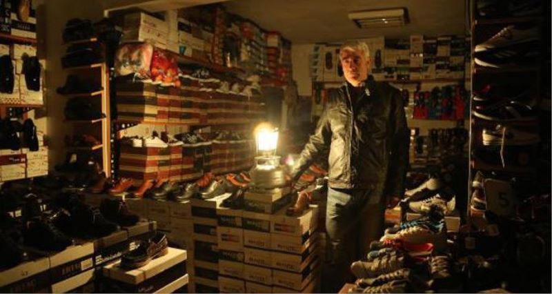 Elektrik kesintileri esnafi isyan ettirdi