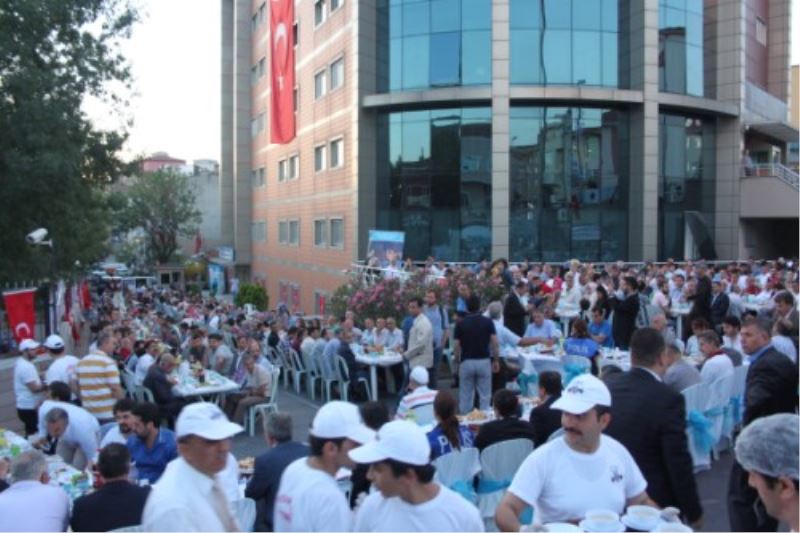 Esenler Polisi Komsularini Iftara Agirliyor