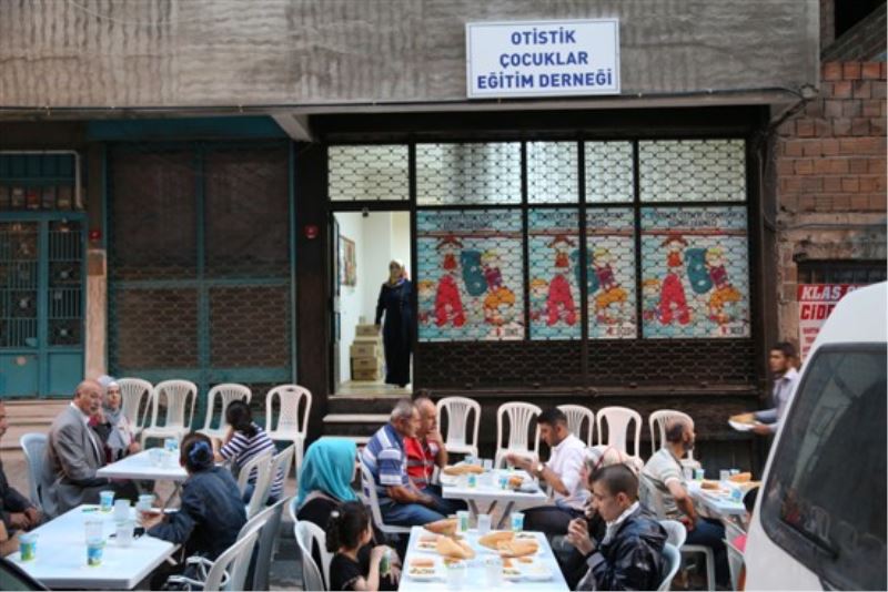 Otistik Engellilerden Sokak iftari
