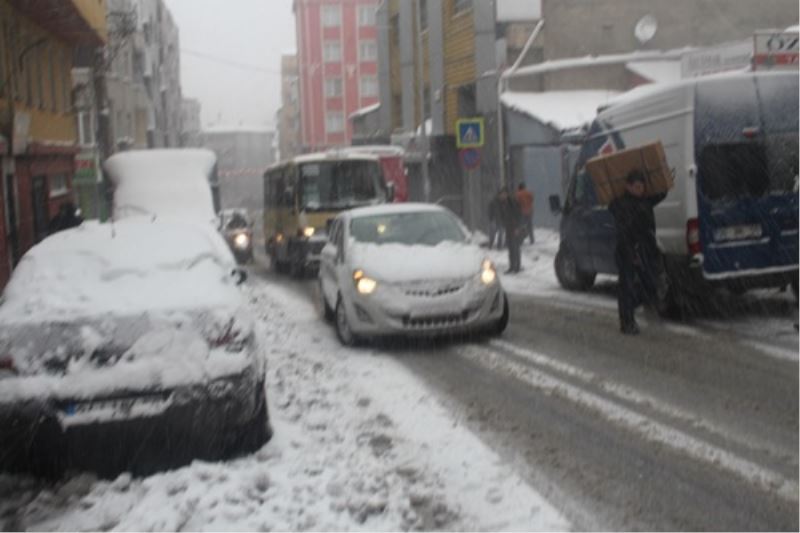 Soguk ve yagisli hava, tüm yurtta oldugu gibi Esenler´de de etkili oluyor.