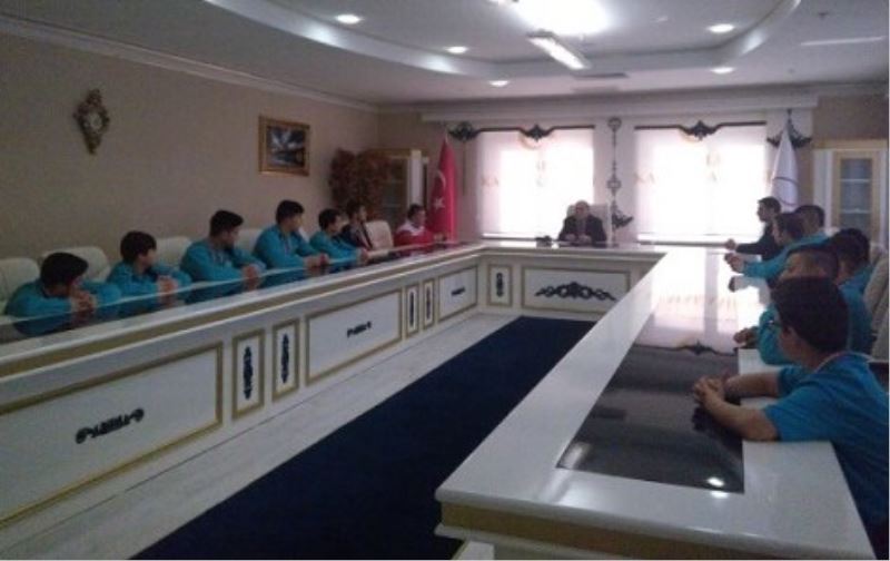 KAYMAKAM ÜNAL, SAMPIYONLARI AGIRLADI...