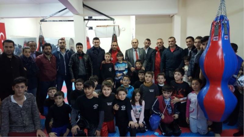 Esenlerde Güller Açmaya Basladi