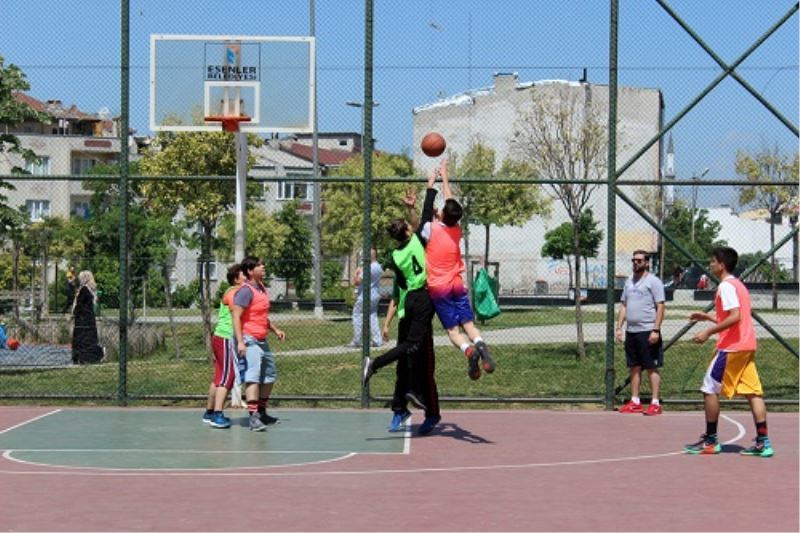 BASKETBOLUN YILDIZLARI SOKAKTA PARLADI