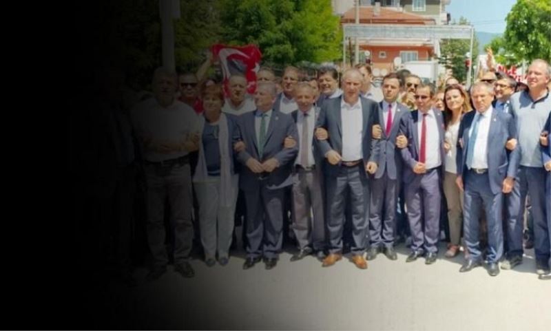 CHP`liler Valilik binasina dogru yürüyüse geçti