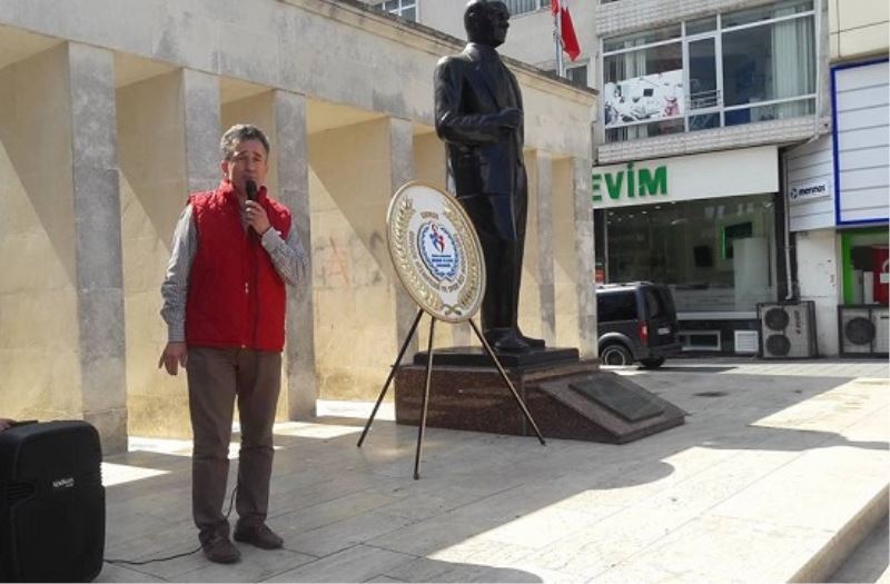 ?Atatürk büstü meydanin en güzel yerinde olmali?