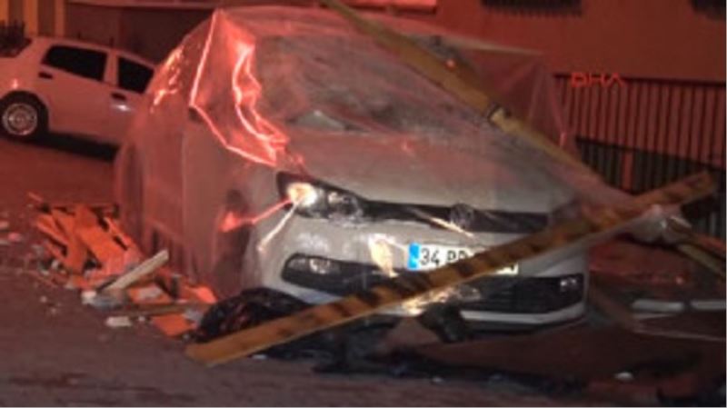 Esenler`de 4 Katli Binanin Çatisi Park Halindeki 3 Aracin Üzerine Düstü