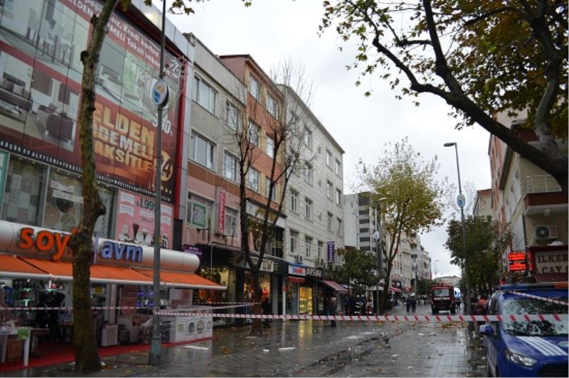 Esenler`de iki dakikalik firtina korku ve panige neden oldu
