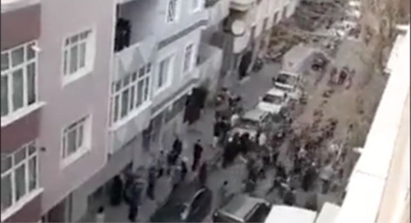 Esenler`de çocugunun bogazina biçak dayadi Esenler`de çocugunun bogazina biçak dayadi