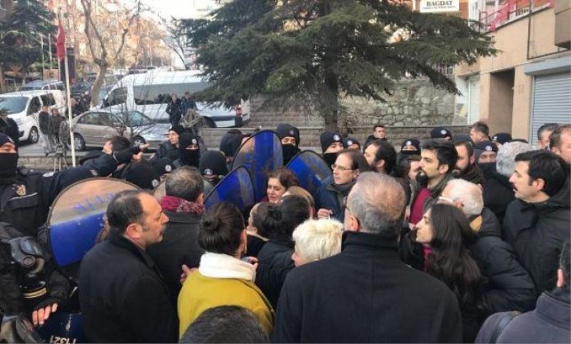 TTB üyelerinin evlerine polis baskini: Rasit Tükel gözaltina alindi