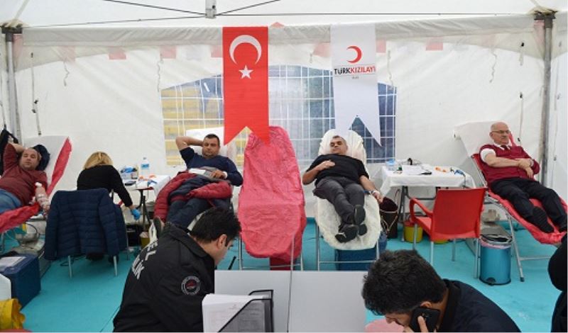 Giyimkent Yönetimi ve esnafi Mehmetçik için kan bagisi yapti