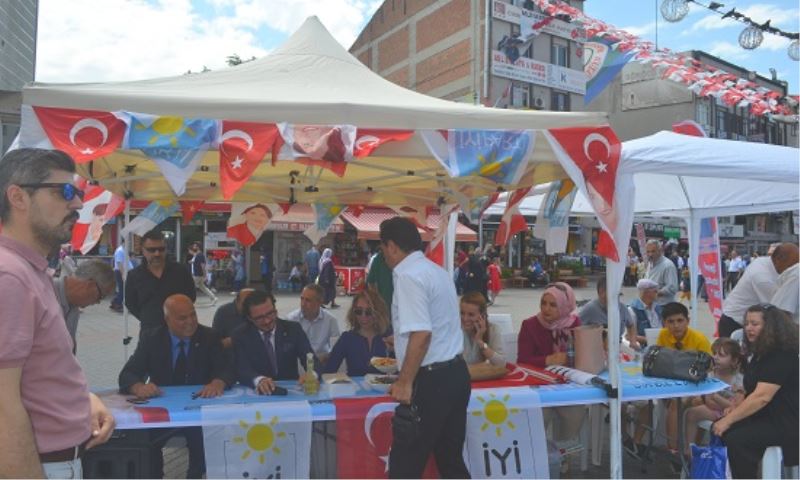 Esenler IYI PARTI Halkla Meydanda Bayramlasti