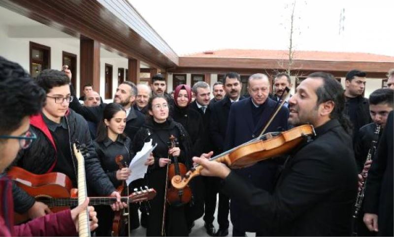 Erdogan Esenler'de Millet Bahçesini Gezdi; Sarkiya Eslik Etti