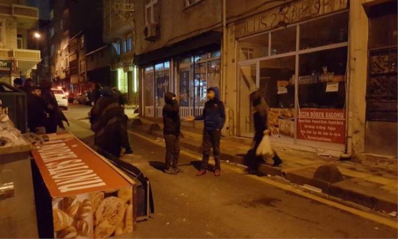 Esenler'de Is Yeri Tabelasi Iki Kisinin Üzerine Düstü