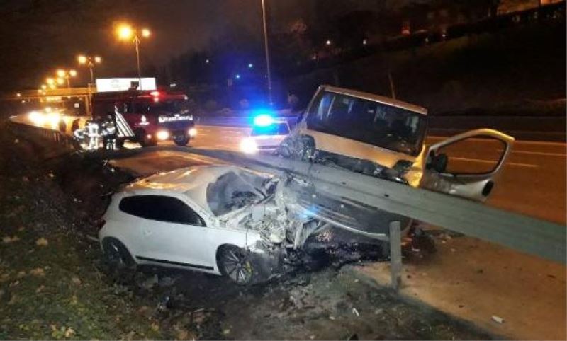 Esenler'de Kontrolden Çikan 2 Araç Demir Bariyerin Altina Girdi: 3 Yarali