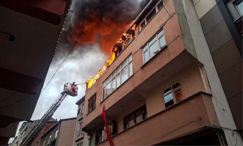 Esenler'de Korkutan Çati Yangini