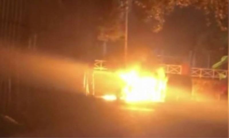 Esenler'de park halindeki araç alev alev yandi