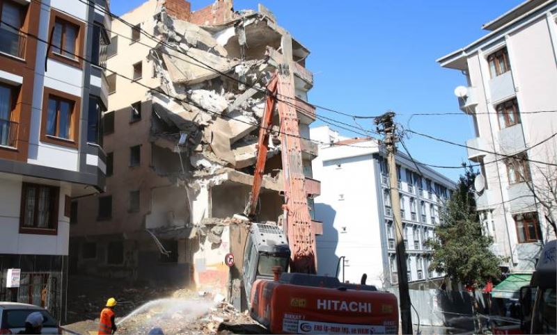Esenler'de 40  Riskli Binadan Biri Yikildi