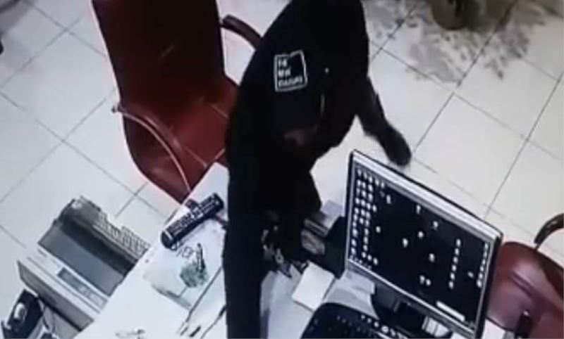 Esenler’de telefon hirsizi kameralara yakalandi