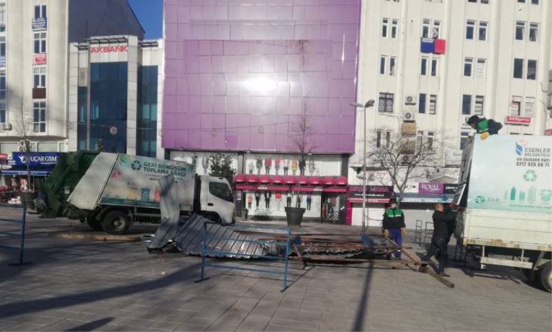 Esenler'de uçan çati yoldan geçen kadinin üzerine düstü