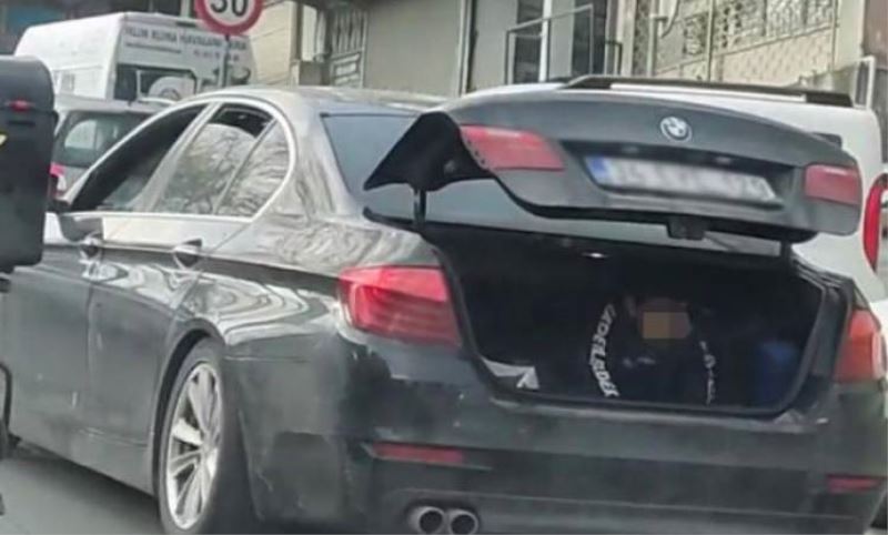Esenlerde akillara durgunluk veren yolculuk! 8 yasindaki çocugu otomobilin bagajinda tasidilar