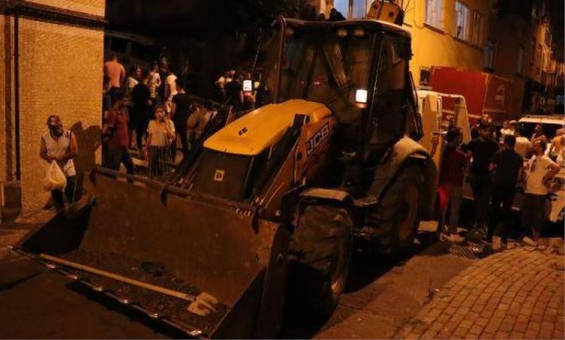 Esenlerde Otomobillere çarpan is makinasi kaldirima çikti