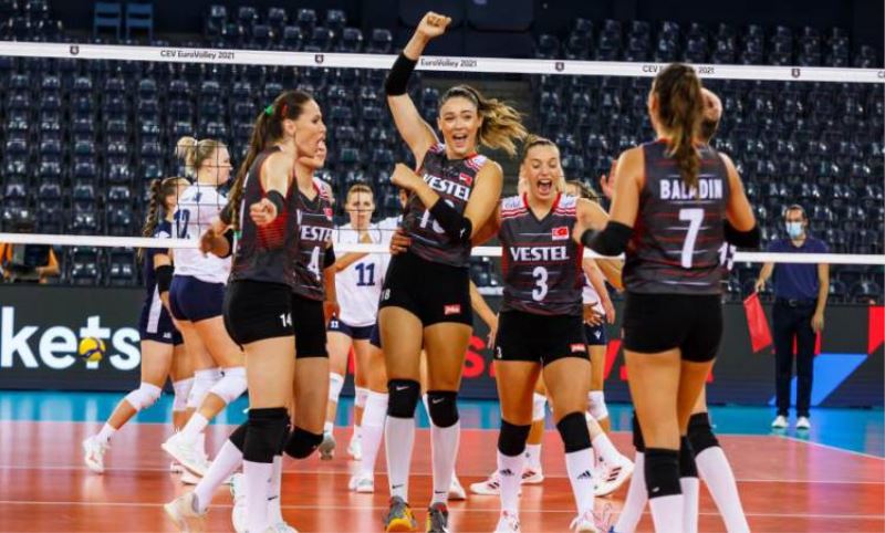 Finlandiya'yi maglup eden Türkiye A Milli Kadin Voleybol Takimi 4'te 4 yapti