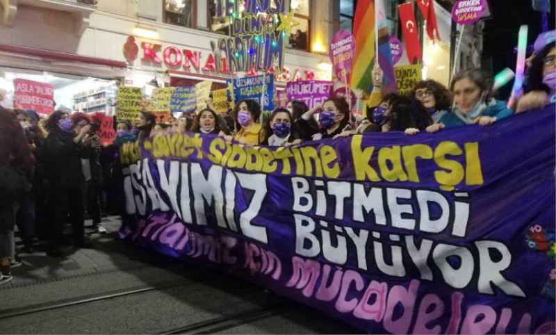 Kadinlar ülkenin dört bir yaninda bir araya geldi: Hükümet istifa!